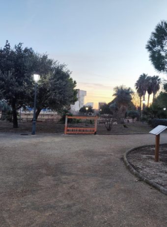 Vista del polígon industrial i parc Enric Valor de Favara con nueva iluminación led y áreas verdes